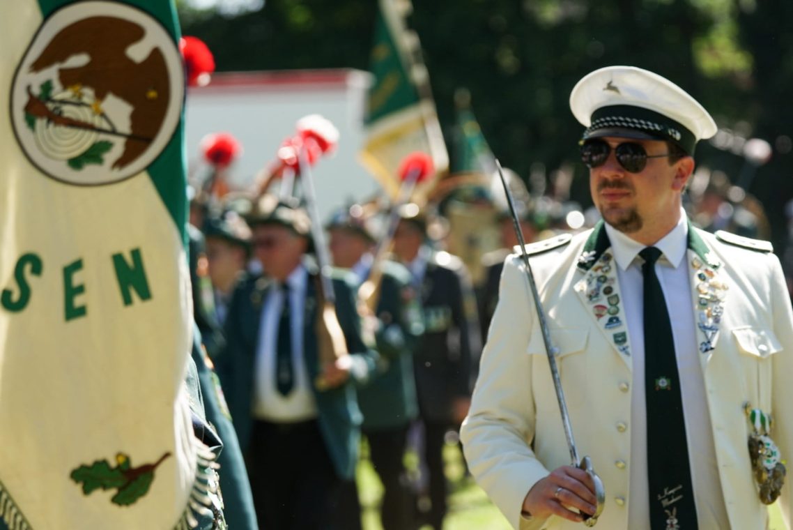 Bei bestem Wetter wird maschiert