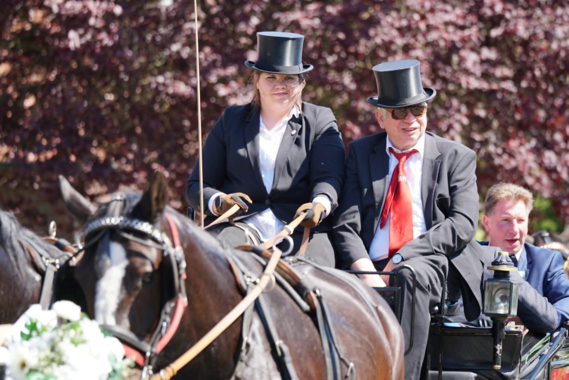 Vater und Tochter zusammen auf dem Kutschbock