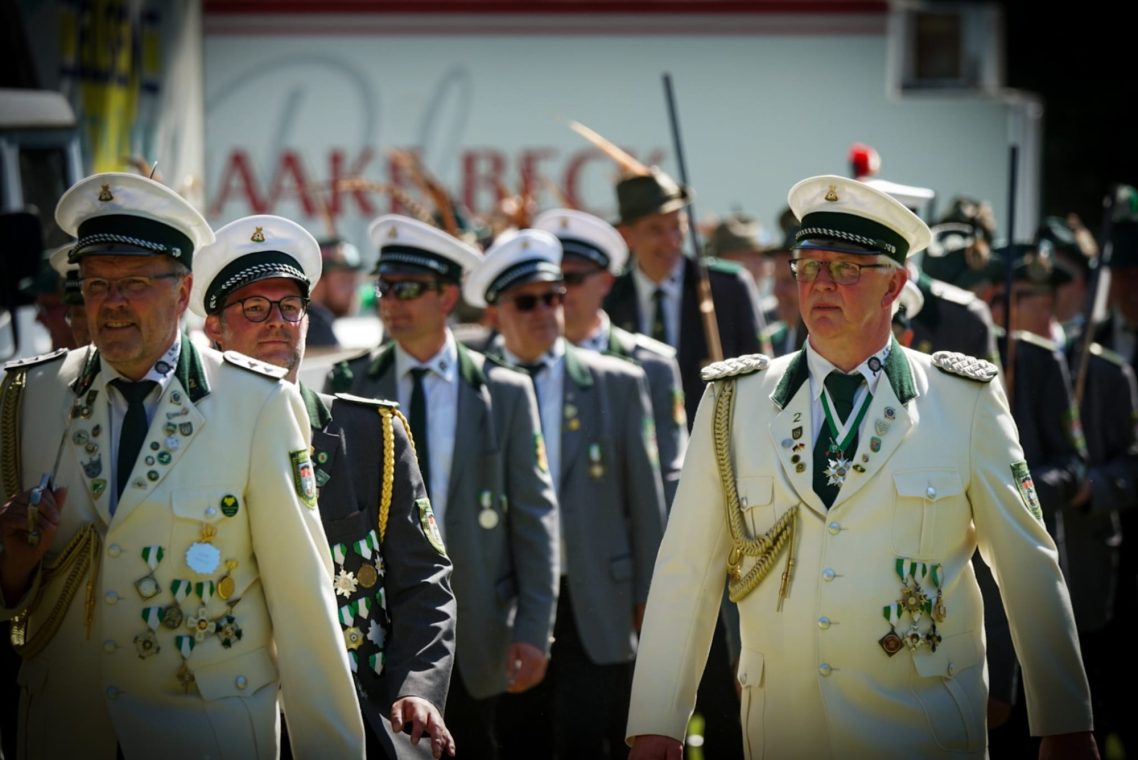 traditioneller Festumzug