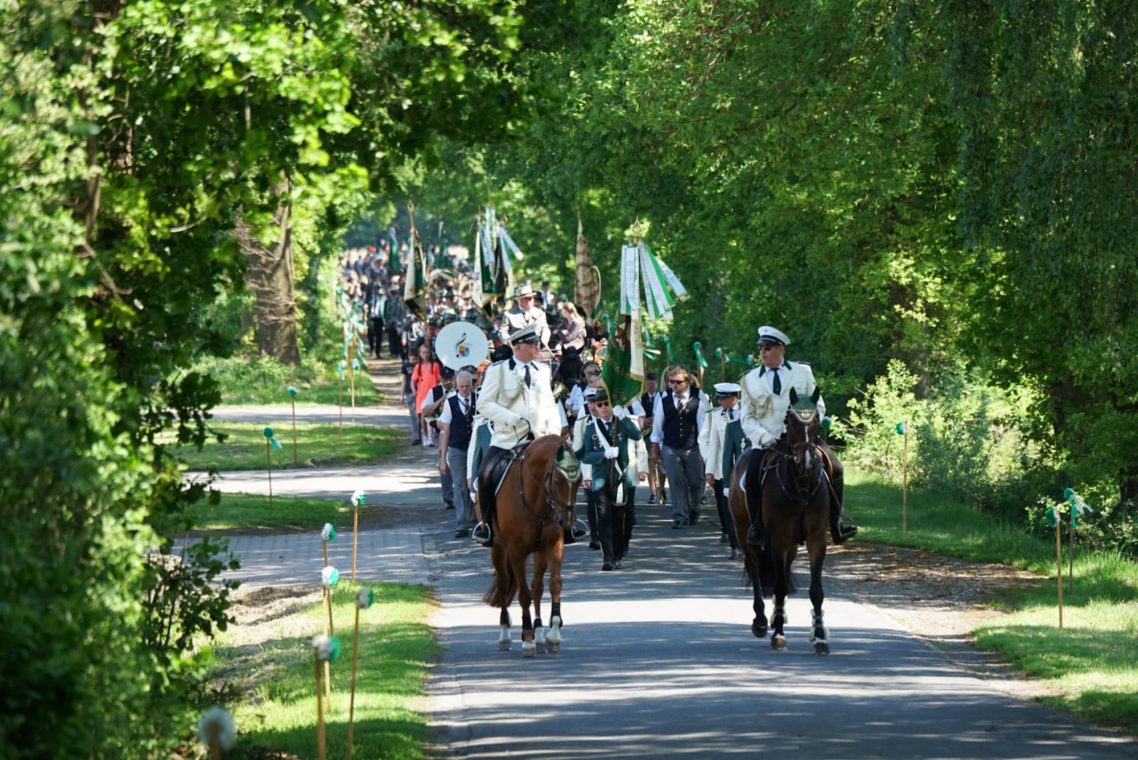 Bei bestem Wetter maschieren die Schützen aus Bokern-Märschendorf